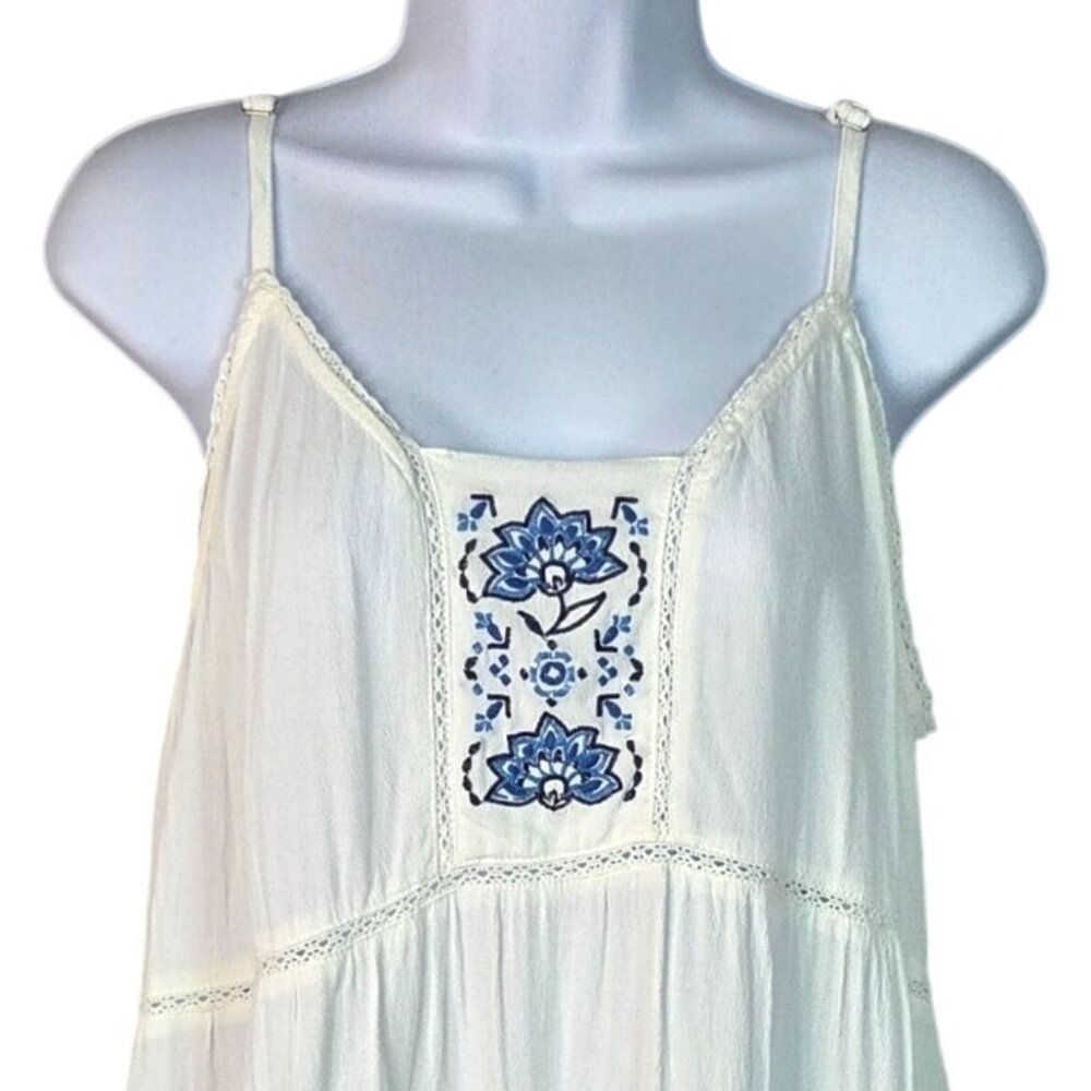 Torrid Embroidered Ivory Camisole Top With Blue Floral Detail Size 1 - Picture 3 of 7